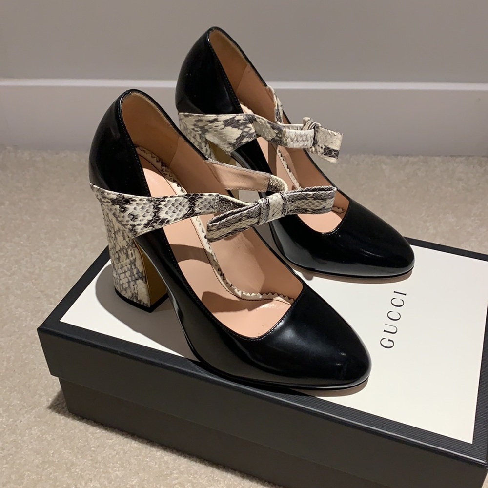 Gucci authentic snake print high heels with a bow